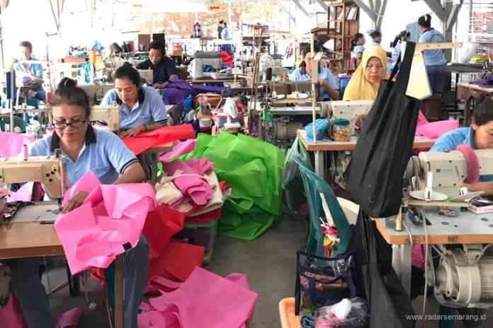 boks_rsz BERKAH RAMADAN: Warga binaan Lapas Wanita Bulu Semarang saat mengerjakan pesanan sajadah, mukena, dan totebag. (IDA FADILAH/RADARSEMARANG.COM)