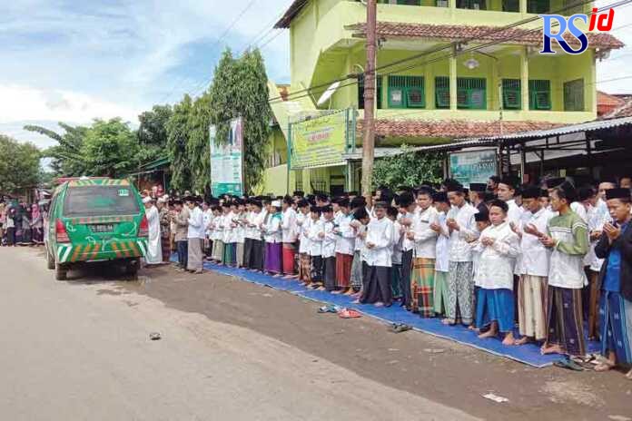 salat-jenazah-santri-hanyut