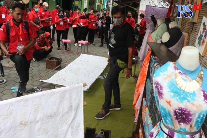 CS-PDIP-PELATIHAN-PHOTOGRAPHY-DI-KAMPUNG-BATIK-UNTUK-MILENIAL_NUR-CHAMIM-(5)
