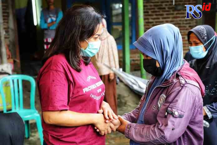 TIA HENDI (2)._rsz BERI SEMANGAT : Ketua Tim Penggerak PKK Kota Semarang Krisseptiana Hendrar Prihadi ketika mengunjungi korban longsor di Kelurahan Tandang Jumat (21/1). (HUMAS PEMKOT SEMARANG)