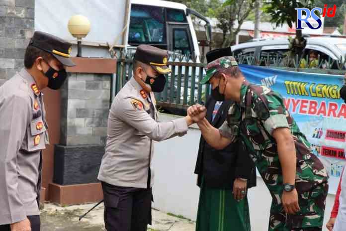 polres tmg_rsz KUNJUNGAN : Kapolres Temanggung AKBP Burhanuddin saat berkunjung ke Polsek Pringsurat dan bertemu dengan forkompimcam setempat, Jumat (21/1). (ANANTA ERLANGGA MUSA / JAWA POS RADAR MAGELANG)