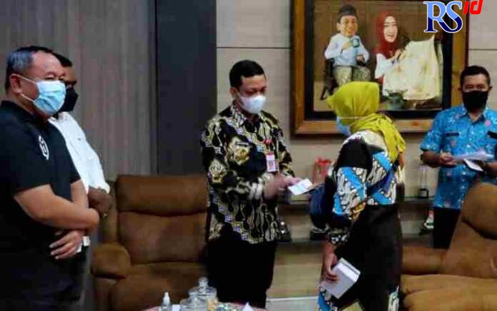 SERAHKAN SANTUNAN: Wali Kota Pekalongan menyerahkan santunan kematian kepada ahli waris beberapa waktu lalu. (Lutfi Hanafi/RADARSEMARANG.COM)