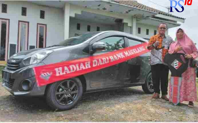 Hadiaahh_rsz MENANG UNDIAN : Nasabah Bank Magelang, Suprapti, menerima hadiah utama dari Direktur Perumda BPR Bank Magelang Taufik Hidayat, Jumat (25/3). (PUPUT PUSPITASARI/JAWA POS RADAR MAGELANG)