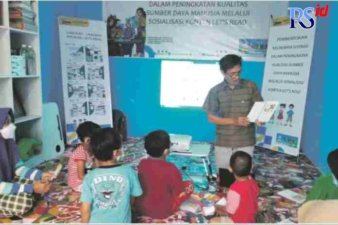 RELOAD_rsz LITERASI : Budi Susilo mengenalkan buku dan mempraktikan read aloud untuk anak-anak. (RIRI RAHAYU/JAWA POS RADAR MAGELANG)