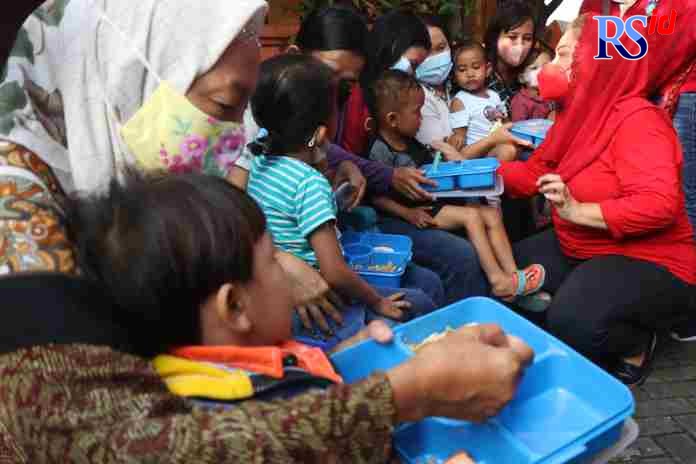 Stunting_rsz BANTUAN: Mbak Ita membagikan makanan tambahan bagi anak-anak yang menderita stunting di Kelurahan Bugangan.(NUR CHAMIM/RADARSEMARANG.COM)