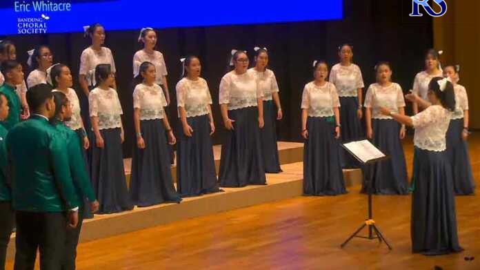 Paduan-Suara-Mahasiswa-UKSW-saat-tampil-dalam-ng-Bandung-Choral-Festival-(BCF)-2022-(4)