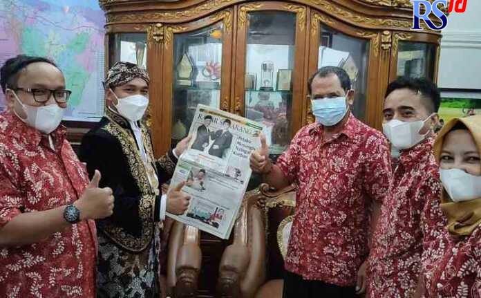 UCAPAN HUT BATANG: Jajaran RADARSEMARANG.COM yang dipimpin Direktur Baehaqi menyerahkan koran edisi khusus HUT ke-56 Kabupaten Batang kepada Bupati Wihaji di kantornya, kemarin. (RIYAN FADLI/RADARSEMARANG.COM)