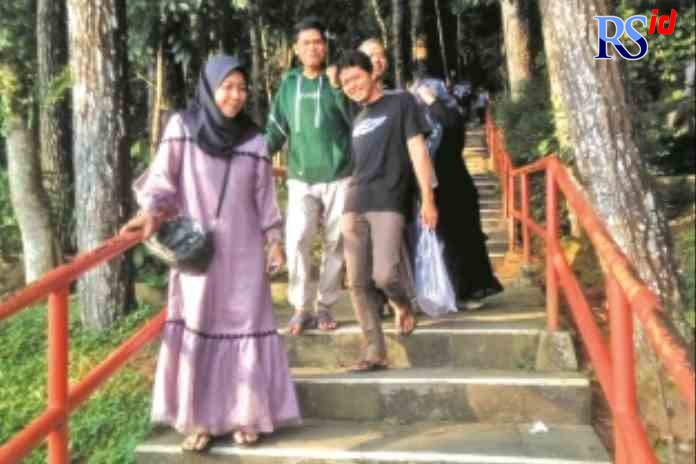 Gunuung Tiidarr_rsz MELANCONG : Rombongan keluarga ketika berwisata di Kebun Raya Gunung Tidar Jumat (6/5). (IST)