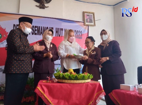 Mbak Ita.. SYUKURAN: Wakil Wali Kota Semarang, Hevearita G. Rahayu menyerahkan tumpeng saat peringatan HUT Wirawati Catur Panca. (FIGUR RONGGO WASSALIM)