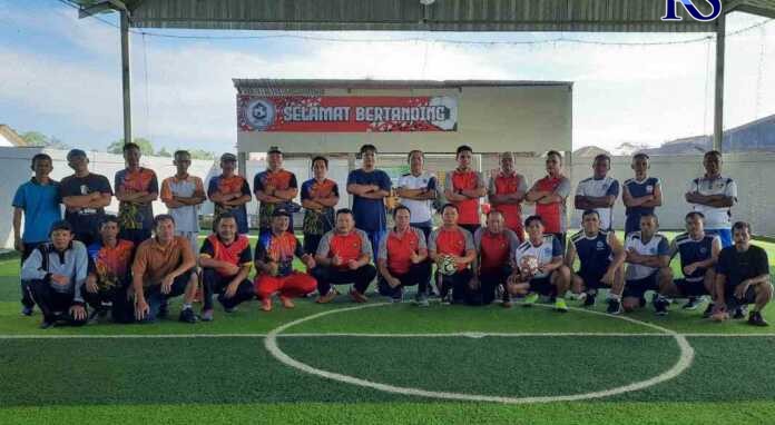 PERSAHABATAN : Jajaran Pemdes Pancuranmas bersama forkompim Kecamatan Secang usai melakukan pemanasan sebelum bertanding di lapangan futsal desa setempat Jumat (10/6). (SAMUEL NIFATANI ZIRALUO/Radar Magelang)