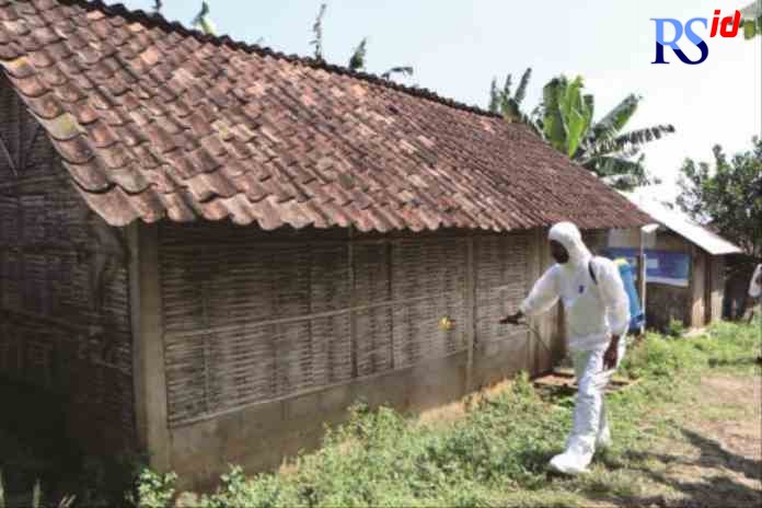 Fottoaa_rsz STERILKAN KANDANG: Petugas menyemprot kandang sapi yang ada di Kecamatan Ungaran Barat. (Maria Novena/RADARSEMARANG.COM)