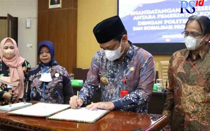 MOU: Wali Kota Pekalongan, HA Afzan Arslan Djunaid saat menandatangani kesepakatan pendirian PSDKU Politeknik Jakarta di ruang Jetayu Setda Kota Pekalongan, Jumat (5/8).(Dok Kominfo)