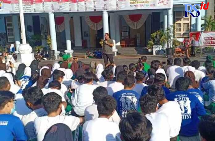 MOTIVASI SISWA: Wali Kota Semarang Hendrar Prihadi memberikan motivasi kepada para siswa SMA Negeri 3 Semarang, kemarin. (ADENNYAR WYCAKSONO/RADARSEMARANG.COM)