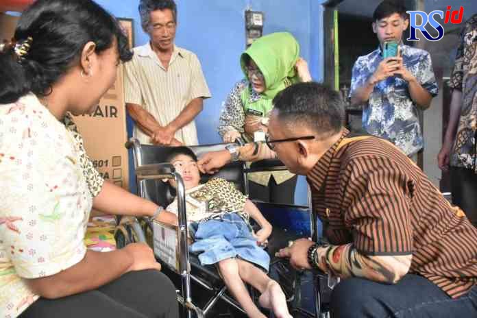 KANAN_rsz Benedictus Bahagia Terima Kursi Roda. (Dhinar sasongko/jawapos radar semarang)