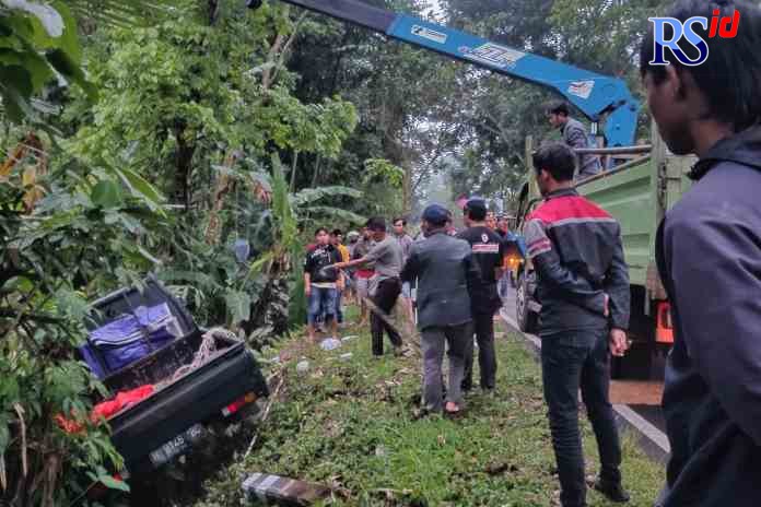 laka_rsz NAAS : Evakuasi mobil pikap yang terperosok di lahan pertanian warga Jumat sore (30/9) karena menghindari tabrakan. (M. Iqbal Amar/Jawa Pos Radar Magelang)