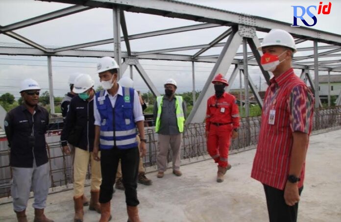 Caption: Ganjar Pranowo meninjau tol Semarang-Demak sekaligus pengerjaan jembatan Wonokerto yang diminta untuk segera dikebut pengerjaannya. (Ist)
