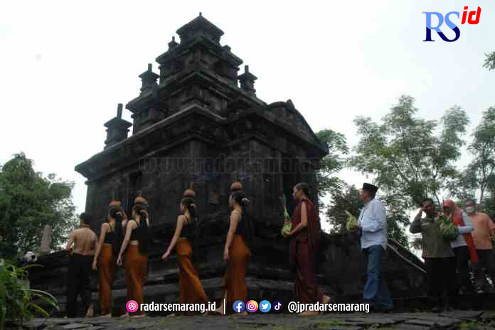 Festival Kaladesa, Sadarkan Manusia Cintai Alam 1._rsz LELAMPAHAN PURWALELANA : Para penari bersama para tamu undangan dari Pemkot Semarang berjalan menaiki 107 anak tangga menuju Prasasti Tugu atau lelampahan purwalelana dalam Festival Kaladesa di Prasasti Candi Tugu, Kelurahan Tugurejo, Kecamatan Tugu dan di Omah Alas Kandri, Gunungpati, Jumat (30/12). (FIGUR RONGGO WASSALIM/ RADARSEMARANG.COM)