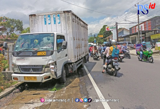 foto B jukir tewas_rsz LAKA MAUT: Truk yang menabrak juru parkir hingga tewas di depan Madina Toserba, Bandongan, Jumat (6/1). (ROFIK SYARIF G P/RADAR MAGELANG)