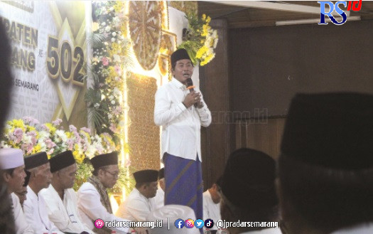 FT A_rsz BERI CERAMAH : KH Anwar Zahid tausyiah di Majelis Dzikir di Pendopo Rumah Dinas Bupati Semarang. (NURFAIK NABHAN/RADARSEMARANG.COM)