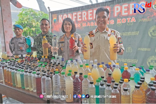 miras_rsz HASIL RAZIA: Ratusan botol miras dengan total mencapai 844,3 liter diamankan Polres Magelang Kota. (ROFIK SYARIF G P/RADAR MAGELANG)