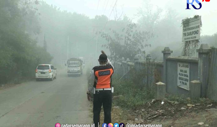 POLUSI: Kondisi jalan raya Boja-Kaliwungu yang tertutup kepulan asap akibat kebakaran sampah TPA Darupono. (DEVI KHOFIFATUR RIZQI/ RADARSEMARANG.COM)